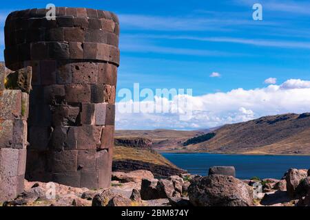 Tombe sacre per gli indigeni ancestrali situate a Sillustani, vicino a Puno - Perù Foto Stock