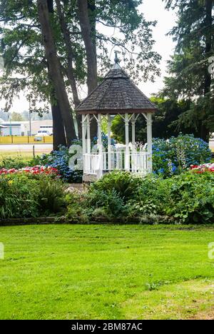 Gazebo e piantatrice di fiori a South Park sulla South Tacoma Way, Tacoma, Washington. Foto Stock