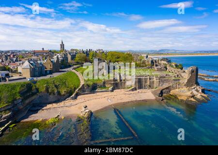 Veduta aerea del Castello di St Andrews e della città di St Andrews , Fife, Scozia, Regno Unito Foto Stock