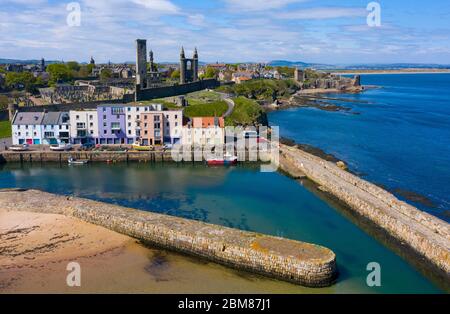 Veduta aerea del porto di St Andrews e della città di St Andrews , Fife, Scozia, Regno Unito Foto Stock