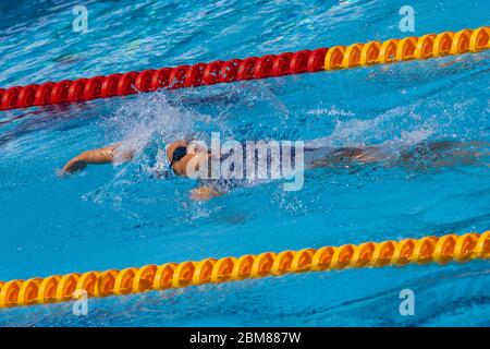 Katie Hoff (USA) compete nel calore individuale di medley di 400 metri delle donne ai Giochi Olimpici estivi di Atene del 2004. Foto Stock