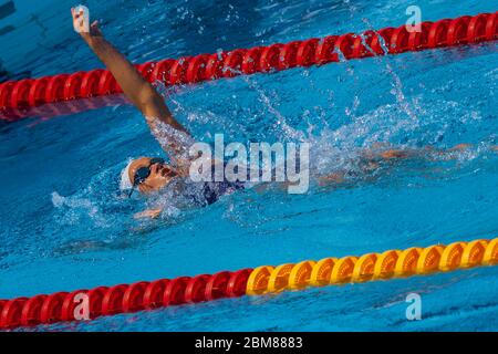 Katie Hoff (USA) compete nel calore individuale di medley di 400 metri delle donne ai Giochi Olimpici estivi di Atene del 2004. Foto Stock