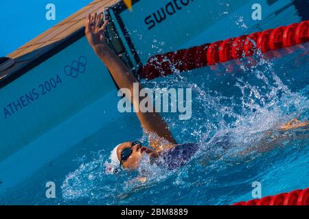 Katie Hoff (USA) compete nel calore individuale di medley di 400 metri delle donne ai Giochi Olimpici estivi di Atene del 2004. Foto Stock