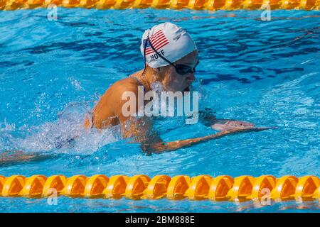 Katie Hoff (USA) compete nel calore individuale di medley di 400 metri delle donne ai Giochi Olimpici estivi di Atene del 2004. Foto Stock