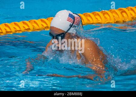 Katie Hoff (USA) compete nel calore individuale di medley di 400 metri delle donne ai Giochi Olimpici estivi di Atene del 2004. Foto Stock