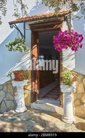 Bougainvillea fiori intorno alla casa con un balcone e tsvetami.Mikonos. Foto Stock