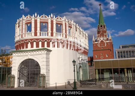 Vista della Torre Kutafya e della Torre Troitskaya del Cremlino di Mosca nel centro di Mosca, Russia Foto Stock