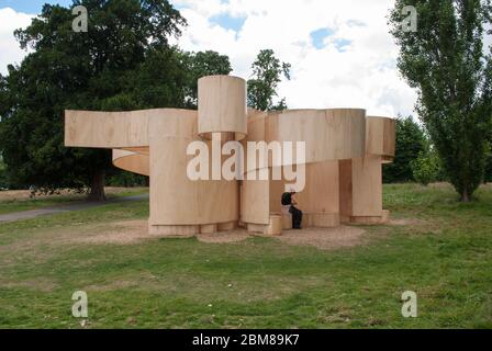 Summer House Timber Steam Bent Compensati Pavilion Serpentine Galleries Serpentine Pavilion 2016, Kensington Gardens, London, W2 di Barkow Leibinger Foto Stock