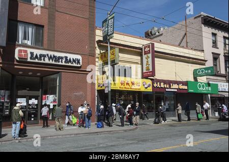 San Francisco, Stati Uniti. 7 maggio 2020. Una coda lunga un blocco attende la East West Bank a Chinatown di San Francisco giovedì 7 maggio 2020. Il rifugio in vigore rimane in vigore, tranne che per i servizi essenziali. Foto di Terry Schmitt/UPI Credit: UPI/Alamy Live News Foto Stock