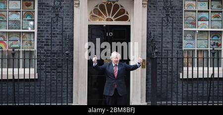 Londra, Regno Unito. 7 maggio 2020. Il primo ministro britannico Boris Johnson si aggraper al di fuori di Downing St per dimostrare il suo sostegno ai lavoratori chiave durante la crisi di Coronavirus giovedì 07 maggio 2020. Foto di Hugo Philpott/UPI Credit: UPI/Alamy Live News Foto Stock