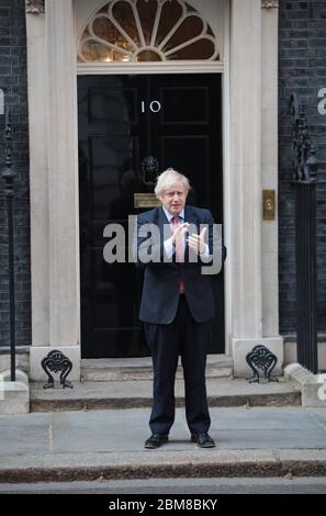 Londra, Regno Unito. 7 maggio 2020. Il primo ministro britannico Boris Johnson si aggrappò al di fuori di Downing Street a Londra, Inghilterra, per mostrare il suo sostegno ai lavoratori chiave durante la pandemia di coronavirus giovedì, maggio 2020. Foto di Hugo Philpott/UPI Credit: UPI/Alamy Live News Foto Stock