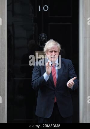 Londra, Regno Unito. 7 maggio 2020. Il primo ministro britannico Boris Johnson si aggrappò al di fuori di Downing Street a Londra, Inghilterra, per mostrare il suo sostegno ai lavoratori chiave durante la pandemia di coronavirus giovedì, maggio 2020. Foto di Hugo Philpott/UPI Credit: UPI/Alamy Live News Foto Stock