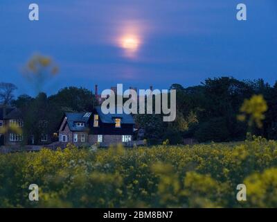 Eastchurch, Kent, Regno Unito. 7 maggio 2020. UK Weather: Il fiore pieno Supermoon sorge sopra la storica Shurland Hall in Eastchurch, lKent. Credit: James Bell/Alamy Live News Foto Stock