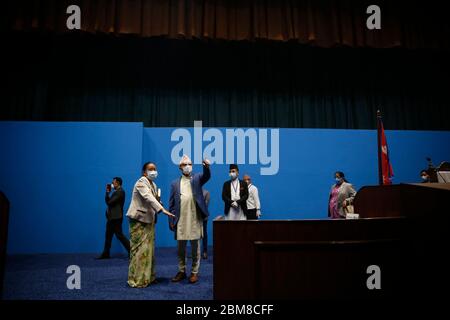 Kathmandu, Nepal. 7 maggio 2020. I deputati al parlamento europeo ispezionano la Camera dei rappresentanti, un giorno prima della nuova sessione del Parlamento federale, il 45° giorno del governo, che ha imposto un blocco tra le preoccupazioni per la diffusione della malattia da coronavirus a Kathmandu, in Nepal. Credit: Skanda Gautam/ZUMA Wire/Alamy Live News Foto Stock