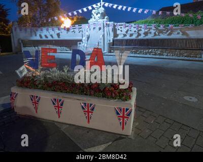 Eastchurch, Kent, Regno Unito. 7 maggio 2020. Preparazione del VE Day nel villaggio di Eastchurch, Kent. Eastchurch è conosciuta come la "casa dell'aviazione britannica", poiché Eastchurch ha visto il primo volo controllato da un pilota britannico sul suolo britannico. Credit: James Bell/Alamy Live News Foto Stock