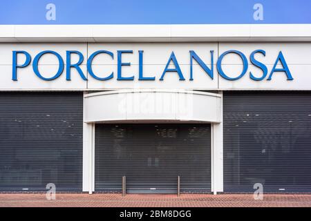 Un negozio chiuso Porcelanosa con le sue persiane giù durante la settimana, come lo scoppio del coronavirus ha costretto il negozio a chiudere temporaneamente, Southampton, Regno Unito Foto Stock