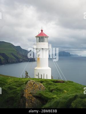 La nebbia vista del vecchio faro sulla isola di Mykines, isole Faerøer, Danimarca. Fotografia di paesaggi Foto Stock