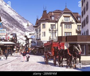 Carrozza a cavallo in centro, Bahnhofstasse, Zermatt, Vallese, Svizzera Foto Stock