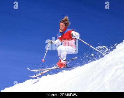 Donna giovane sciatore su pendii, Verbier, Canton du Valais, Svizzera Foto Stock