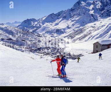 Vista sul resort da piste, Breuil-Cervinia, Valle d'Aosta, Italia Foto Stock