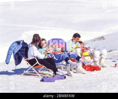Sciatori rilassanti su piste, Breuil-Cervinia, Valle d'Aosta, Italia Foto Stock