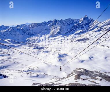 Vista sul resort dalla funivia, Breuil-Cervinia, Valle d'Aosta, Italia Foto Stock