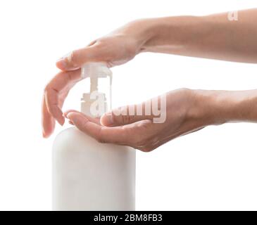 Donna mani che spingono pompa sapone in plastica flacone, isolato su sfondo bianco con spazio per copia Foto Stock