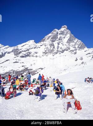 Sciatori rilassanti su piste, Breuil-Cervinia, Valle d'Aosta, Italia Foto Stock