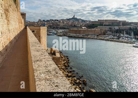 Il panoramico passaggio pedonale sulle pareti esterne del Forte Saint-Jean si affaccia sul Porto Vecchio di Marsiglia, Francia Foto Stock