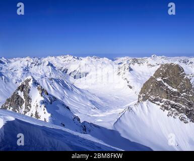 Vista sulle montagne dalla stazione di Valluga, St.Anton (Sankt Anton am Arlberg), Tirolo, Austria Foto Stock