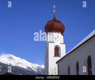 Chiesa torre, Pfarrkirche Sankt Anton am Arlberg, St.Anton (Sankt Anton am Arlberg), Tirolo, Austria Foto Stock