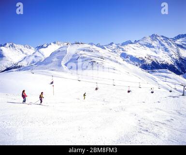 Sciatori in pendenza, St.Anton (Sankt Anton am Arlberg), Tirolo, Austria Foto Stock