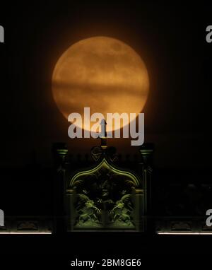 La luna sorge sul Tower Bridge di Londra, illuminato in blu a sostegno dell'NHS, per l'ultima superluna dell'anno. La luna piena di maggio è anche conosciuta come la "luna di fiori", che significa i fiori che fioriscono durante il mese. Data foto: Giovedì 7 maggio 2020. La superluna di questo mese è circa il 6% più grande di una tipica luna piena e circa il 14% più grande di una micromouna, che è quando la luna è al suo punto più lontano dalla Terra. Vedi la storia della PA SCIENCE Supermoon. Il credito per le foto dovrebbe leggere: Yui Mok/PA Wire Foto Stock