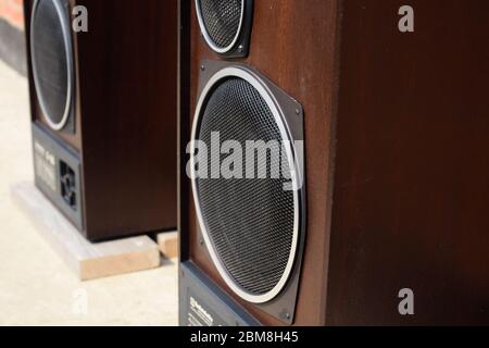 Giradischi vintage in legno con altoparlanti e vinili su un vecchio tavolo  Foto stock - Alamy