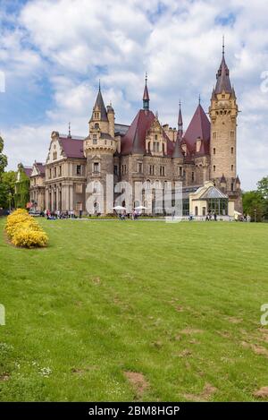 Moszna, Polonia - 21 maggio 2017: Vista del Castello di Moszna neobaroque del XVII secolo nella Polonia sud-occidentale, spesso figurato nella lista dei più belli Foto Stock