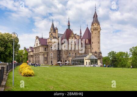 Moszna, Polonia - 21 maggio 2017: Vista del Castello di Moszna neobaroque del XVII secolo nella Polonia sud-occidentale, spesso figurato nella lista dei più belli Foto Stock