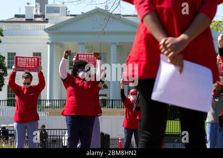 I membri della National Nurses United si riuniscono dalla Casa Bianca di Lafayette Square giovedì 7 maggio 2020 a Washington, DC, Stati Uniti, per onorare gli operatori sanitari che sono morti a causa della COVID-19. Credito: Stefani Reynolds/CNP /MediaPunch Foto Stock