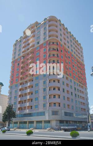 Facciata di un moderno edificio residenziale arancione a più piani vicino a Baku. Casa nuova . Case di piani moderne. Alti edifici residenziali Foto Stock