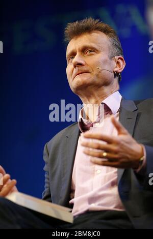 Hugh Dennis comico attore scrittore che parla al Festival di Hay 2013. Hay-on-Wye Powys Galles Regno Unito. ©PRWFotografia Foto Stock
