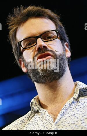 Marcus Brigstoke, comico, Festival di fieno 25 maggio 2013. Sul palco al Festival di Hay come parte del pannello comico Early Edition. Hay-on-Wye, Powys, W Foto Stock