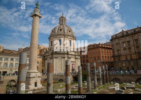 Vista della colonna e del Foro di Traiano, cupola di Santa Maria di Loreto, Roma, Lazio, Italia, Europa Foto Stock