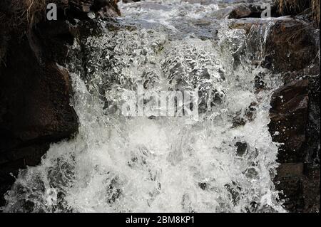 Piccola cascata su Nant y Llyn, vicino a Llyn y Fan Fawr. Foto Stock