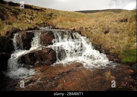 Piccola cascata su Nant y Llyn, vicino a Llyn y Fan Fawr. Foto Stock