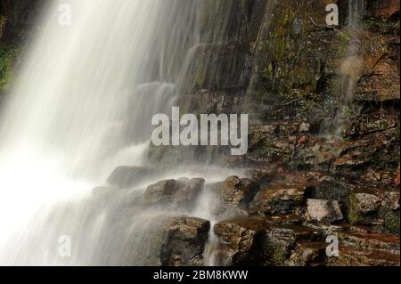 Ultima delle piccole cascate sul Nant y Llyn prima delle cascate principali. Foto Stock