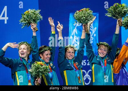 Team Australia L-R Alice Mills, Lisseth Lenton, Petria Thomas e Jodie Henry vincono la medaglia d'oro nelle finali freestyle da 4 × 100 metri delle Donne Foto Stock