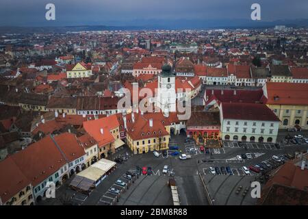 Sibiu, Romania. Grande piazza (Piata Mare) con il Municipio e il palazzo Brukenthal in Transilvania. Foto Stock