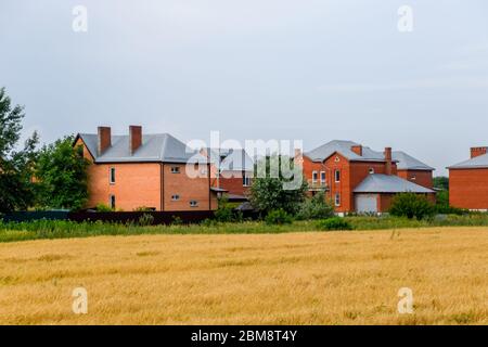 Un villaggio cottage di case a due piani. Sviluppo basso. Foto Stock