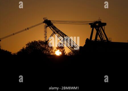 Alba dietro un dragline a piedi conservato a RSPB St Aidan's a Swillington, Leeds, Regno Unito Foto Stock