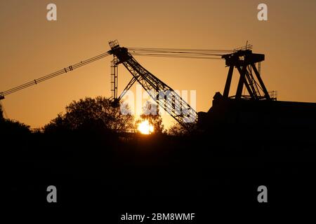 Alba dietro un dragline a piedi conservato a RSPB St Aidan's a Swillington, Leeds, Regno Unito Foto Stock