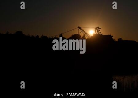 Alba dietro un dragline a piedi conservato a RSPB St Aidan's a Swillington, Leeds, Regno Unito Foto Stock